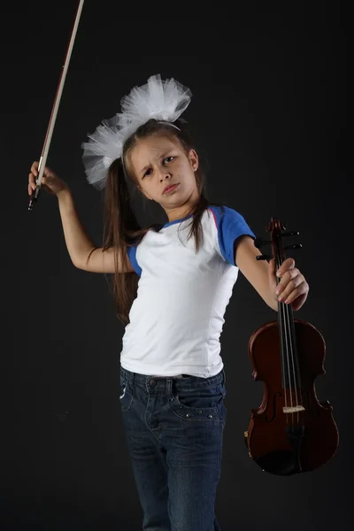 Criança tocando violino em fundo preto isolado — Fotografia de Stock