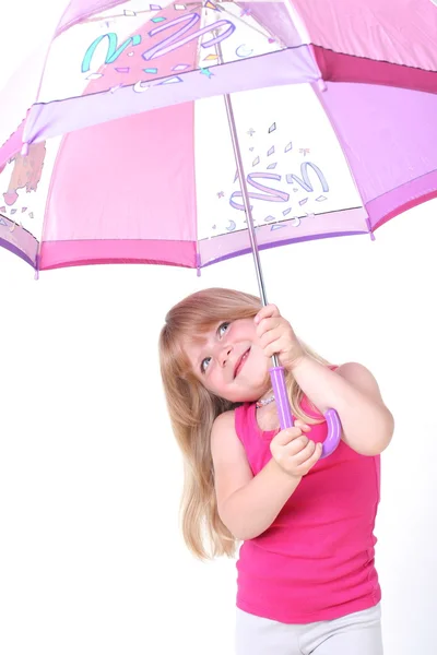 Klein meisje onder paraplu — Stockfoto