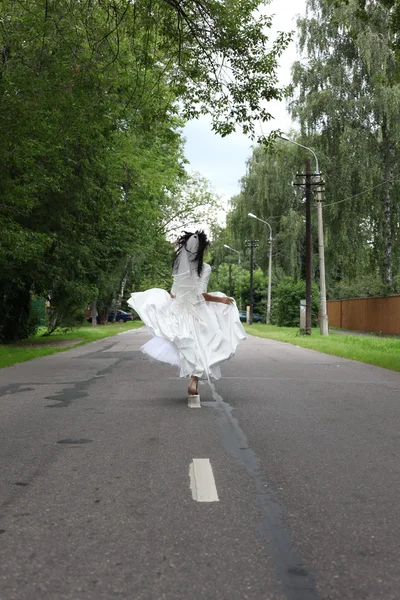 Sposa fuggitiva su una strada — Foto Stock