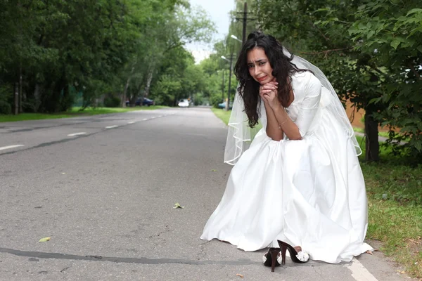 Runaway bride on a road — Stock Photo, Image