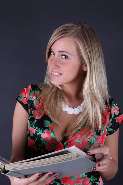 Porträtt av den vackra blondin med bok på en svart bakgrund — Stockfoto