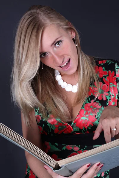 Portrait de la belle blonde avec livre sur fond noir — Photo