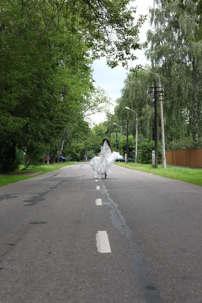 Runaway bride on a road — Stock Photo, Image