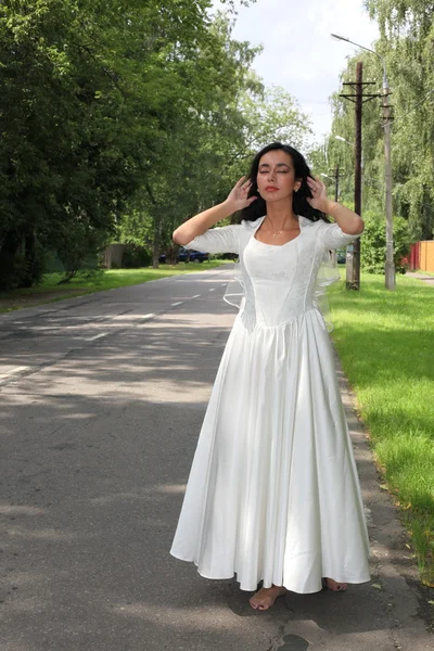 Sposa su una strada — Foto Stock