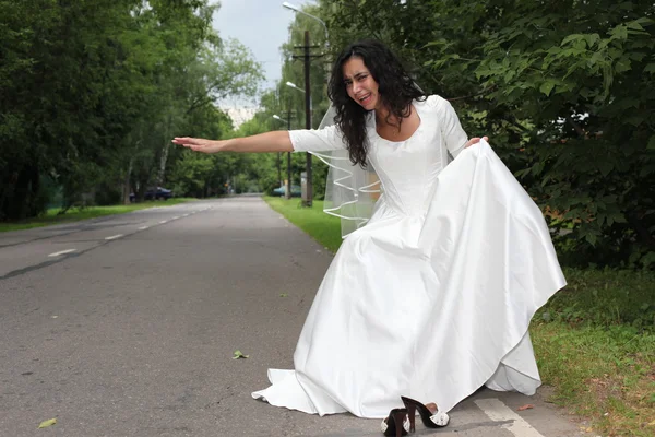 Runaway bride kink in de kabel-wandelen op een weg — Stockfoto