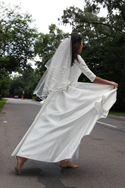 Runaway bride op een weg — Stockfoto