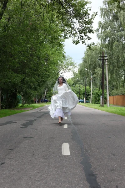 Runaway bride on a road — Stock Photo, Image