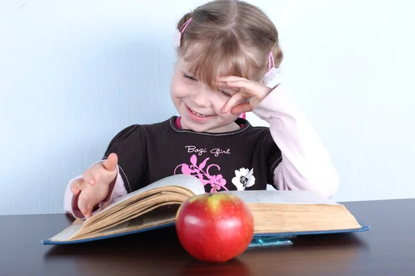 Κοριτσάκι με μήλο και βιβλία — Φωτογραφία Αρχείου