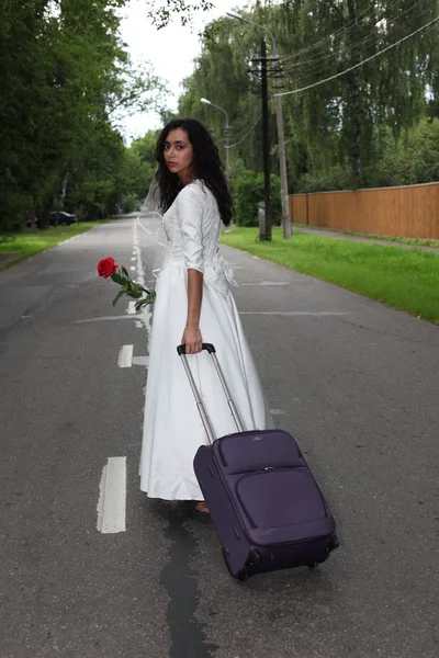 Mariée fugueuse sur une route — Photo