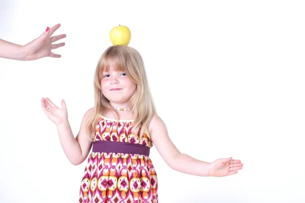 Kleines Mädchen mit Apfel — Stockfoto