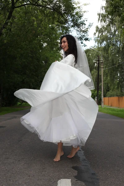Bruid dansen op een weg — Stockfoto