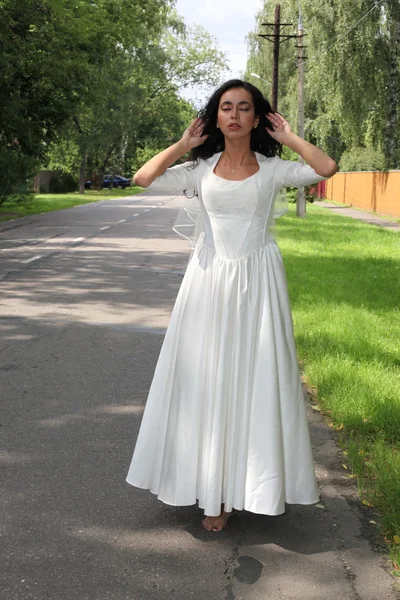 Bride on a road — Stock Photo, Image