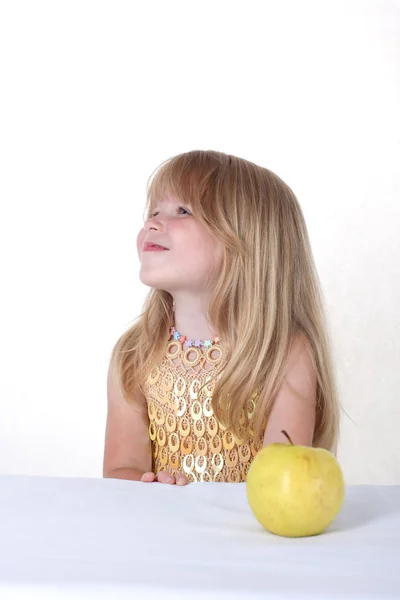 Kleines Mädchen mit gelbem Apfel — Stockfoto