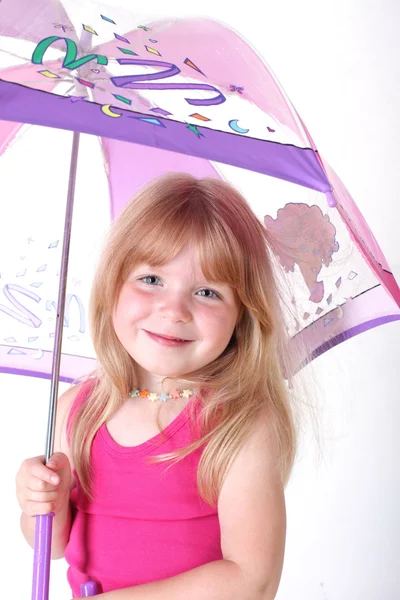 Kleines Mädchen unter Regenschirm — Stockfoto
