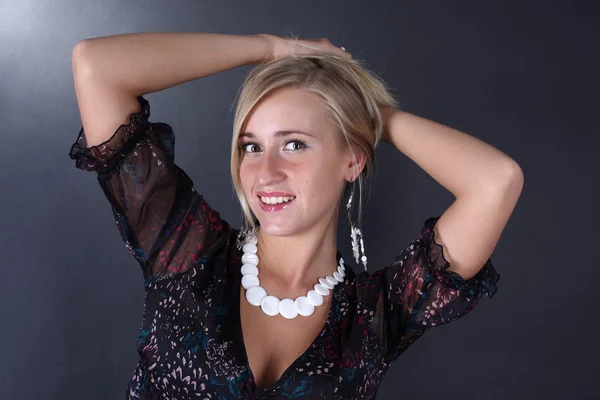 Portret van de mooie blonde op een zwarte achtergrond — Stockfoto