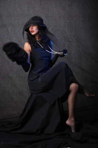 Девушка с длинными ногами на черном фоне — стоковое фото