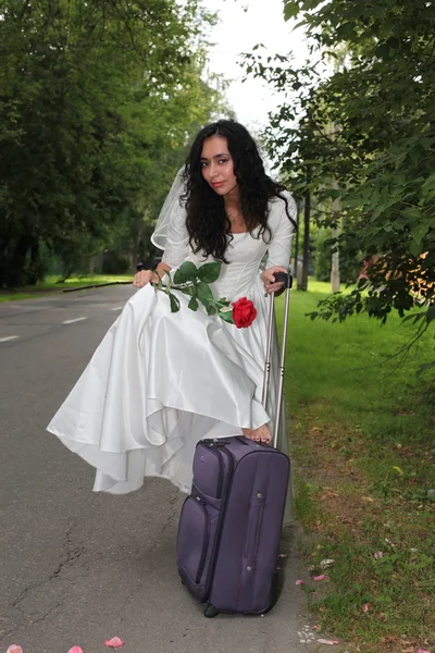 Sposa fuggitiva su una strada — Foto Stock