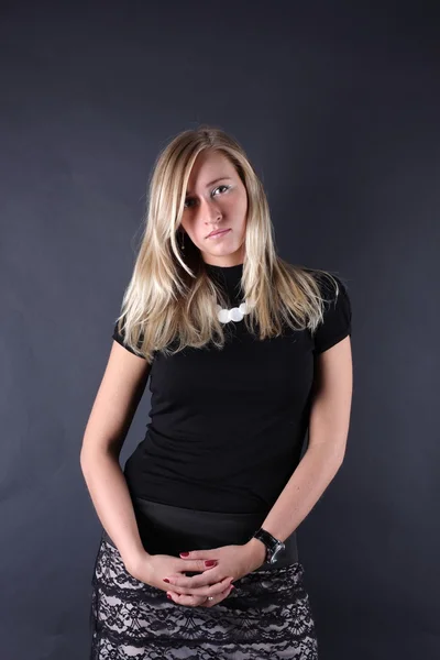 Молодые красивые женщины, позирующие в черной футболке . — стоковое фото