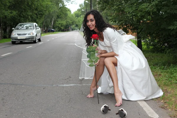 Сбежавшая невеста на дороге — стоковое фото