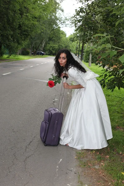 Noiva fugitiva em uma estrada — Fotografia de Stock