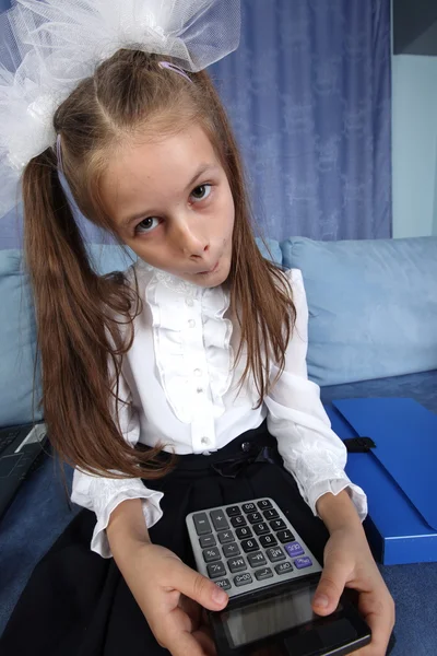 Dziewczyna z komputera w domu w rozkładaną — Zdjęcie stockowe