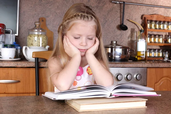 Petite fille avec des livres — Photo