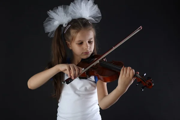 孤立的黑色背景上拉小提琴的儿童 — 图库照片