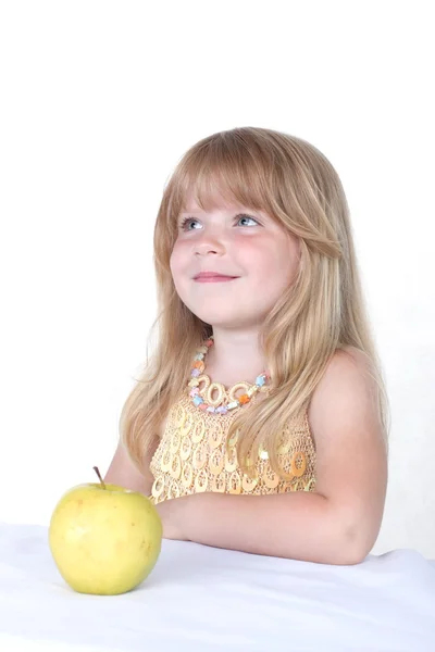 Liten flicka med gult äpple — Stockfoto