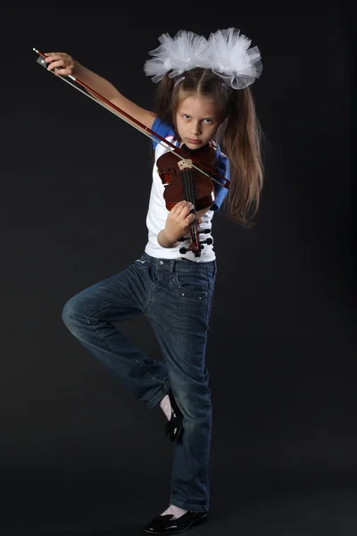 孤立的黑色背景上拉小提琴的儿童 — 图库照片