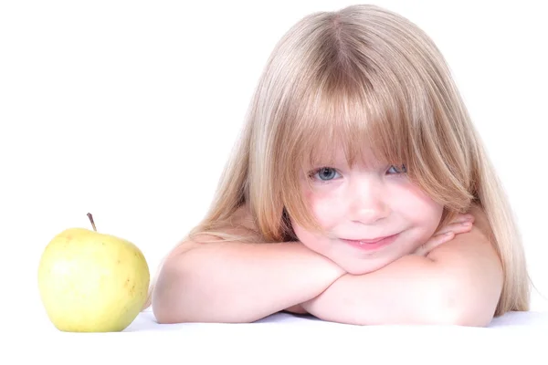 Sarı elma ile küçük kız — Stok fotoğraf