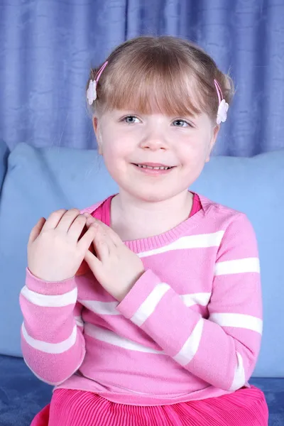 Überraschte kleines Mädchen mit Apfel im Sofa — Stockfoto