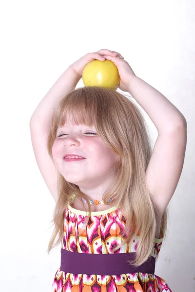 Petite fille avec pomme — Photo