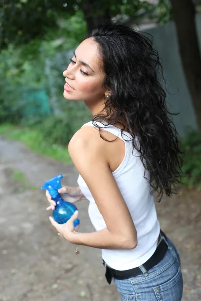 炎热的夏天-水喷雾器的女人 — 图库照片