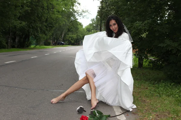 Noiva fugitiva em uma estrada — Fotografia de Stock