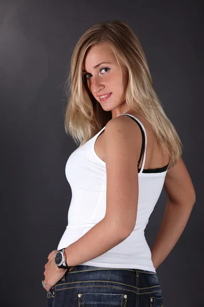 Fiatal gyönyörű nők fehér szingulett pózol. — Stock Fotó