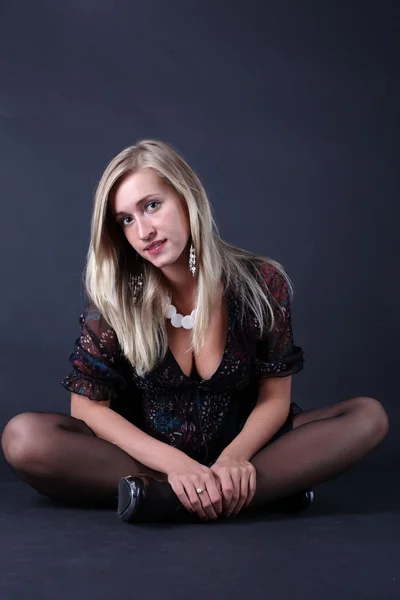 Портрет красивой блондинки на черном фоне — стоковое фото