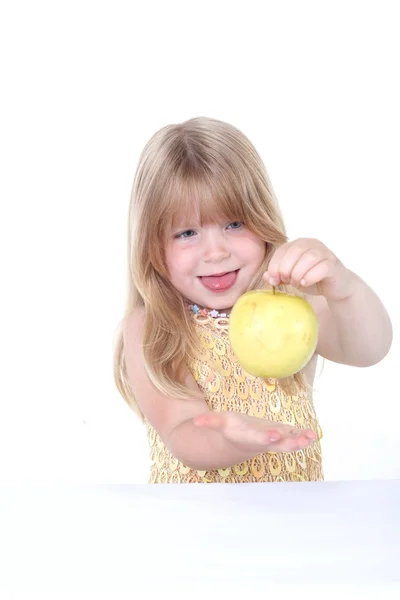 Holčička s žluté jablko — Stock fotografie