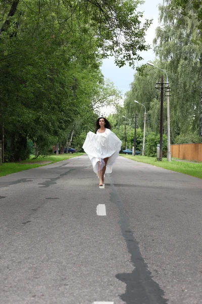 Runaway bride on a road — Stock Photo, Image