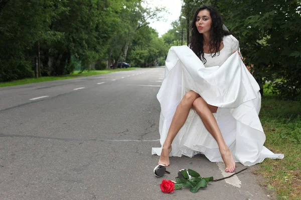 Runaway bride on a road — Stock Photo, Image