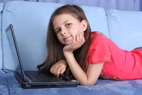 Ragazza con computer portatile — Foto Stock