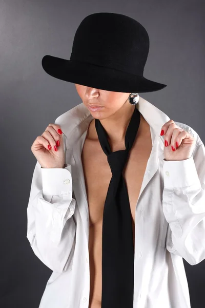 Bella modella di moda in grande cappotto uomo — Foto Stock