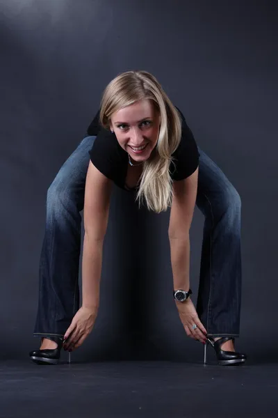 Junge schöne Frauen posieren im schwarzen T-Shirt. — Stockfoto