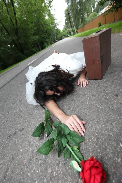 güzel gelin bir yolda döşeme