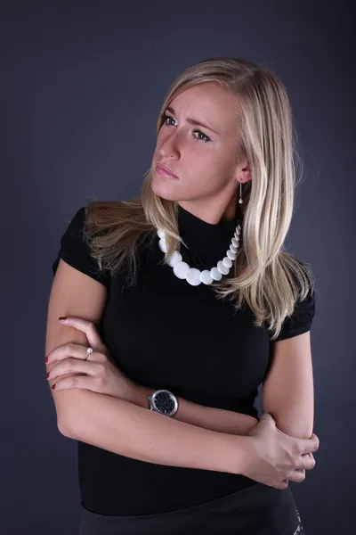 Junge schöne Frauen posieren im schwarzen T-Shirt. — Stockfoto