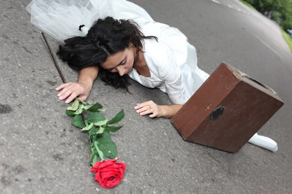 Bela noiva que põe em uma estrada — Fotografia de Stock