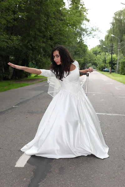 Bella sposa su una strada — Foto Stock