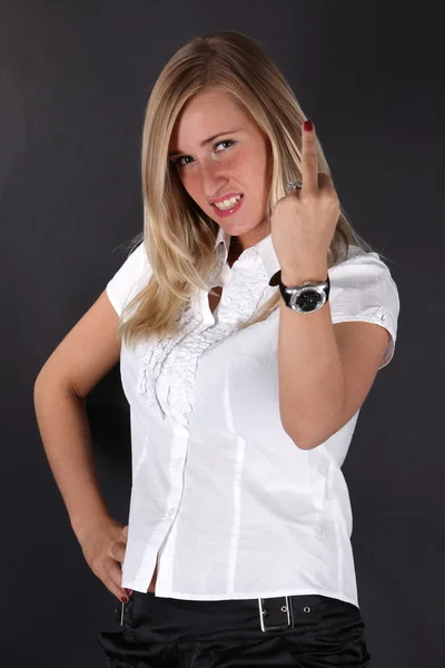 Retrato de um atraente jovem empresário feminino em pé sobre fundo preto — Fotografia de Stock