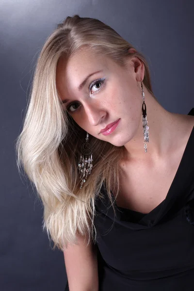 Portret piękna blondynka na czarnym tle — Zdjęcie stockowe