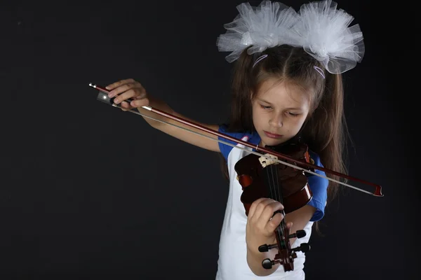 Barn spela fiol på isolerade svart bakgrund — Stockfoto