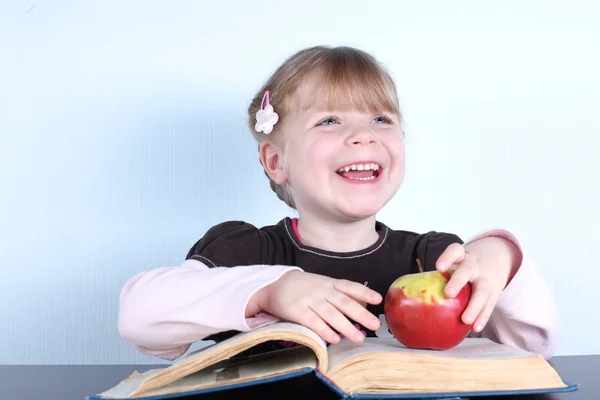 Holčička s apple a knihy — Stock fotografie